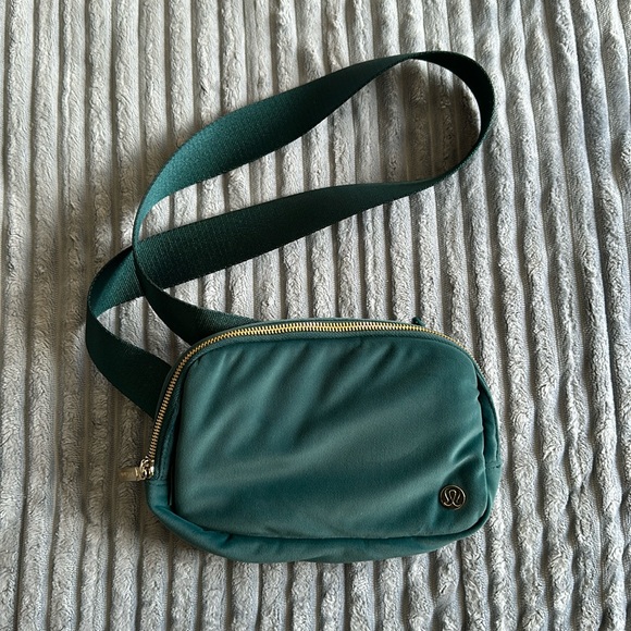Lululemon Everywhere Belt Bag Velour Green Jasper Gold - Picture 1 of 3